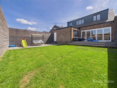 5 bedroom Link Detached Bungalow for sale