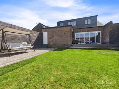 St. Josephs Close, 5 bedroom Link Detached Bungalow for sale, £400,000