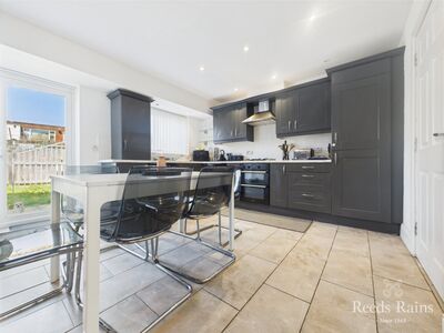 Bishops Close, 5 bedroom Semi Detached House for sale, £200,000