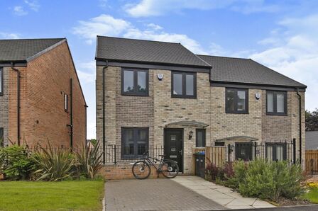 Illingworth Grove, 4 bedroom Semi Detached House to rent, £1,700 pcm