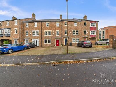 4 bedroom Mid Terrace House for sale