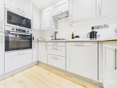 3 bedroom Mid Terrace House for sale