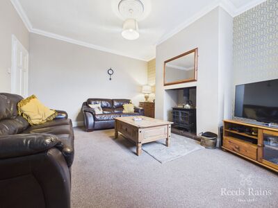 Holdforth Crest, 3 bedroom Mid Terrace House for sale, &pound;100,000