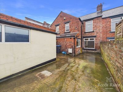 Holdforth Crest, 3 bedroom Mid Terrace House for sale, &pound;100,000