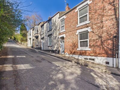 2 bedroom Mid Terrace House for sale