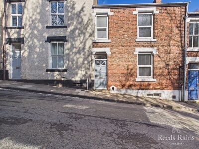 2 bedroom Mid Terrace House for sale