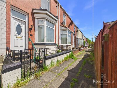 2 bedroom Mid Terrace House for sale