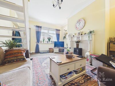 2 bedroom Mid Terrace House for sale