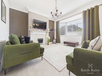 3 bedroom Mid Terrace House for sale