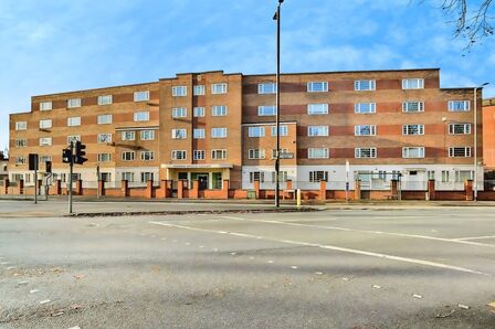 Wilmslow Road, 2 bedroom  Flat to rent, £900 pcm