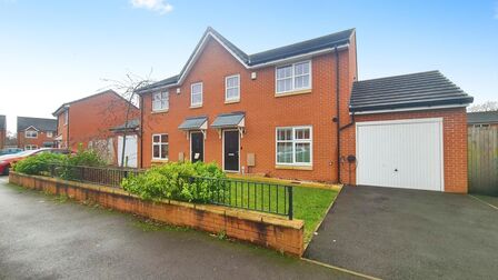 Redwing Avenue, 4 bedroom Semi Detached House for sale, £475,000