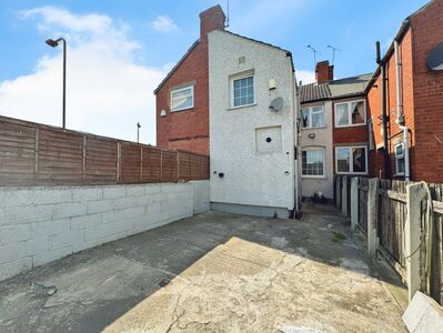 3 bedroom Mid Terrace House to rent