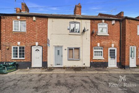 2 bedroom Mid Terrace House to rent