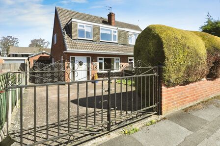 Portland Close, 3 bedroom Semi Detached House for sale, £200,000