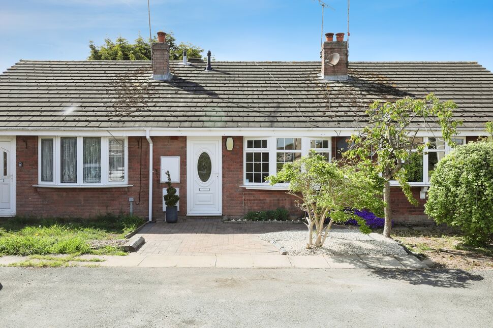 1 bedroom Mid Terrace Bungalow for sale