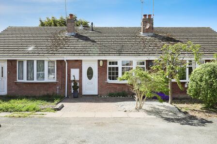 Hunters Way, 1 bedroom Mid Terrace Bungalow for sale, £130,000