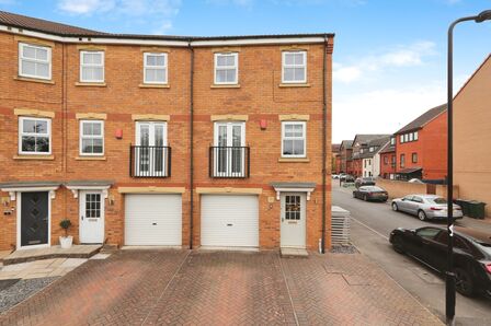 Ascot Drive, 3 bedroom End Terrace House for sale, £190,000