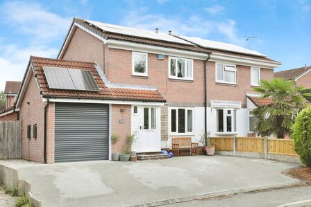 Hunters Green, 3 bedroom Semi Detached House for sale, £225,000