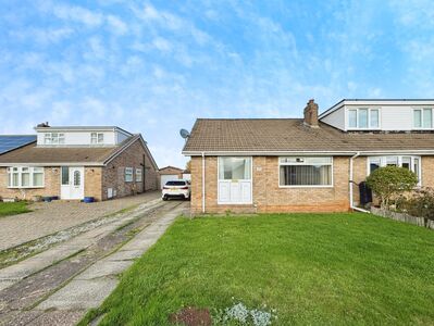 Pine Avenue, 2 bedroom Semi Detached Bungalow to rent, £700 pcm