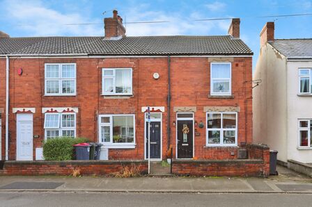 2 bedroom Mid Terrace House for sale