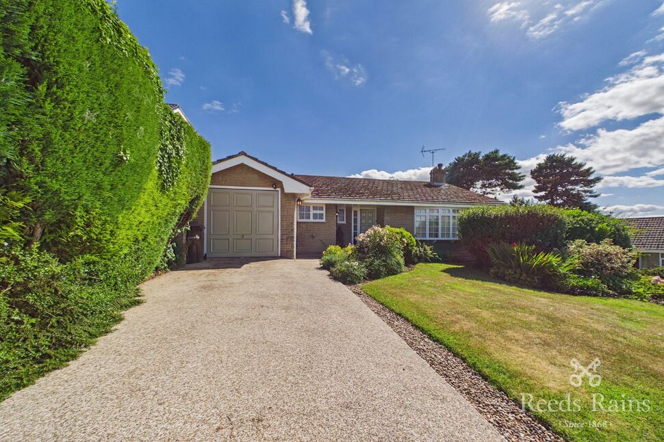 Main image of 3 bedroom Detached Bungalow for sale, The Hop Inge, Harthill, South Yorkshire, S26