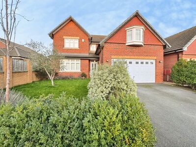 Sovereign Way, 5 bedroom Detached House for sale, &pound;450,000