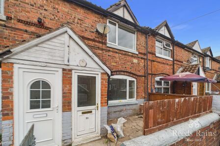 3 bedroom Mid Terrace House to rent