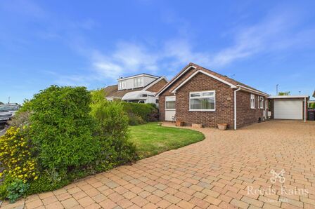 Pine Avenue, 3 bedroom Detached Bungalow for sale, &pound;325,000