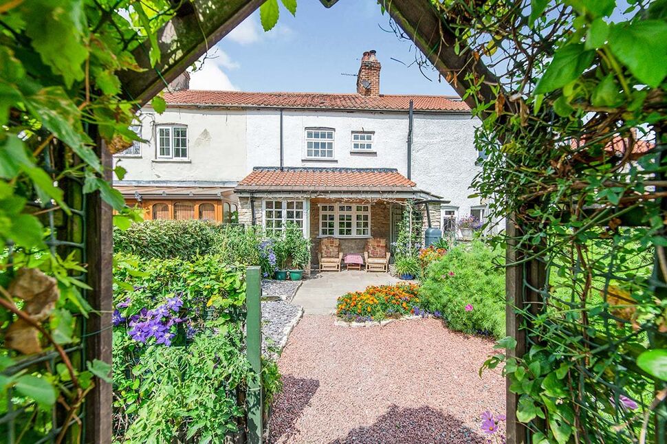 2 bedroom Mid Terrace Property for sale, Cow Lane, Womersley, DN6 £