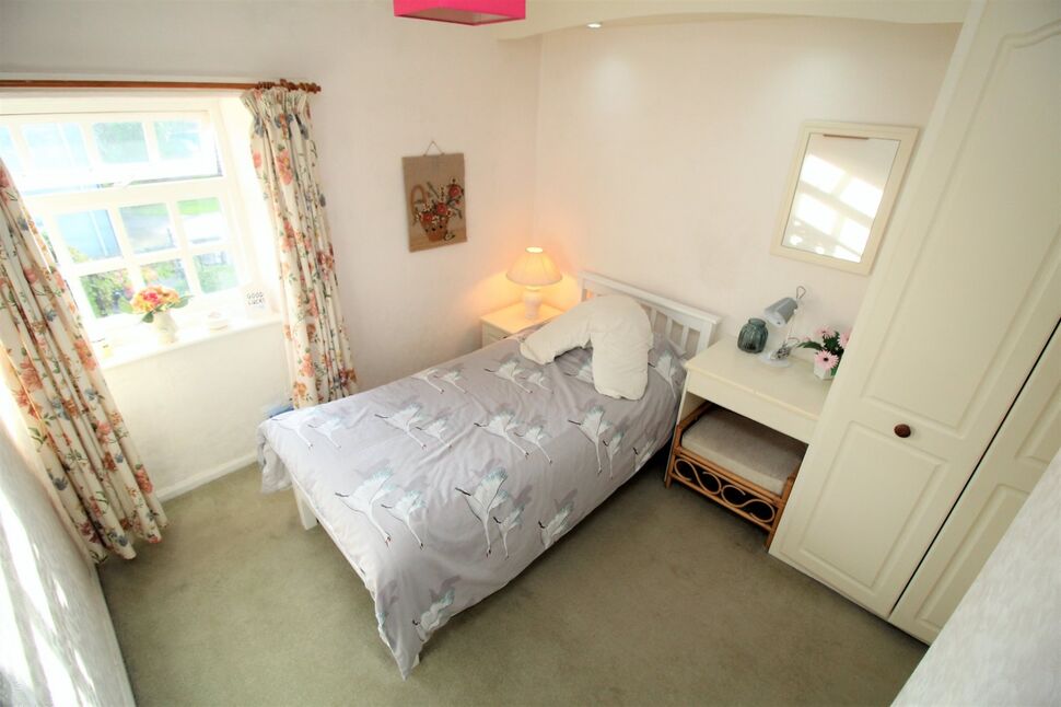 2 bedroom Mid Terrace Property for sale, Cow Lane, Womersley, DN6 £