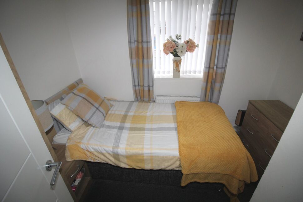 3 bedroom Semi Detached House for sale, Broadway, Dunscroft, DN7 £155,000