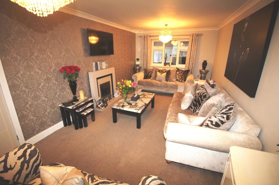 3 bedroom Semi Detached House for sale, Broadway, Dunscroft, DN7 £155,000