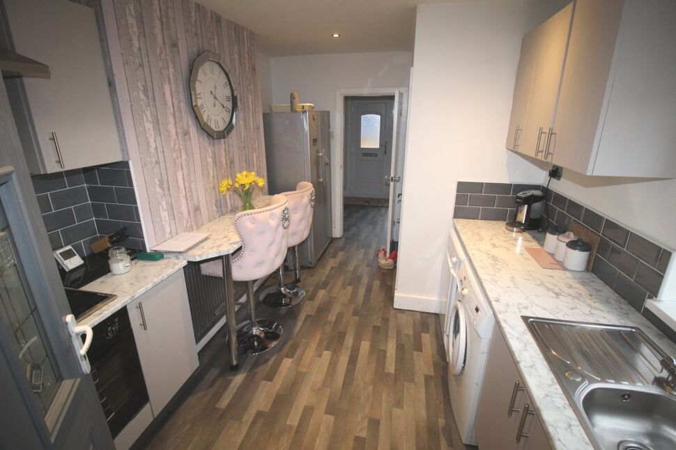 3 bedroom Semi Detached House for sale, Broadway, Dunscroft, DN7 £155,000