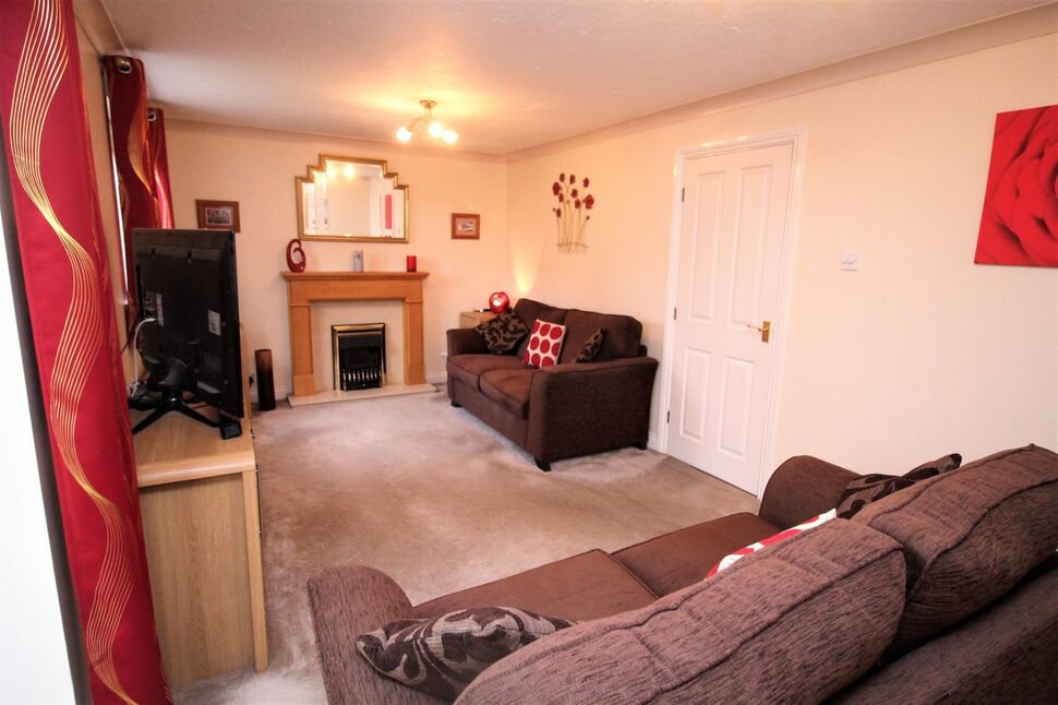 3 bedroom Detached House for sale, Castle Avenue, Rossington, DN11 £