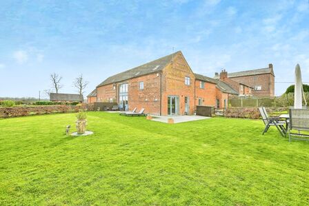 High Offley, 3 bedroom Mid Terrace House for sale, £475,000