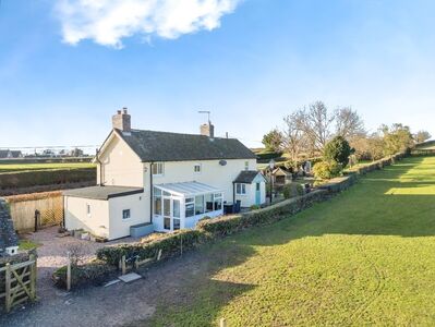 Eccleshall, 3 bedroom Detached House for sale, £600,000