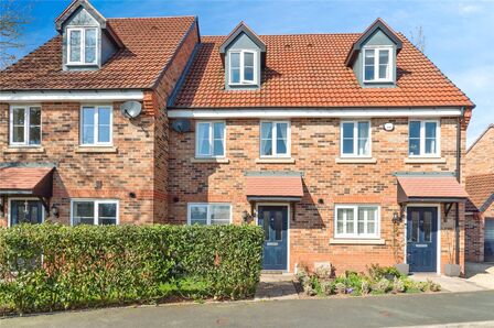 Overton Close, 3 bedroom Mid Terrace House for sale, £300,000