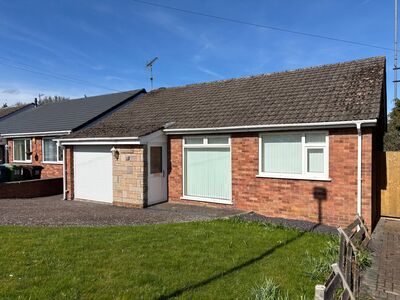 Churchfield Road, 2 bedroom Detached Bungalow to rent, £850 pcm