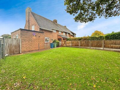 Greenfields, 3 bedroom Semi Detached House to rent, £1,250 pcm