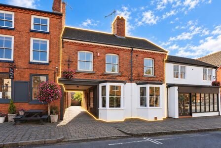 High Street, 2 bedroom Mid Terrace House for sale, &pound;270,000