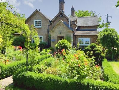 Bridle Lane, 4 bedroom Detached Property for sale, &pound;750,000