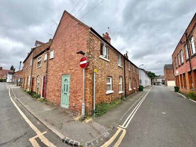 The Leys, 2 bedroom Mid Terrace House to rent, &pound;825 pcm
