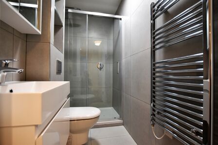 High Street, 2 bedroom Flat to rent, &pound;900 pcm