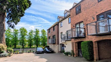 3 bedroom Mid Terrace House for sale