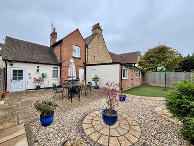 5 bedroom Semi Detached House for sale