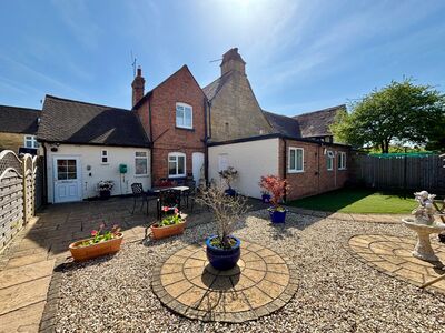 5 bedroom Semi Detached House for sale