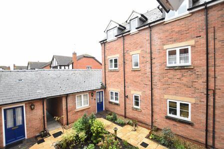 Coopers Lane, 2 bedroom  Flat for sale, £155,000