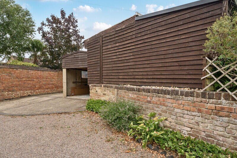 Garage / Carport
