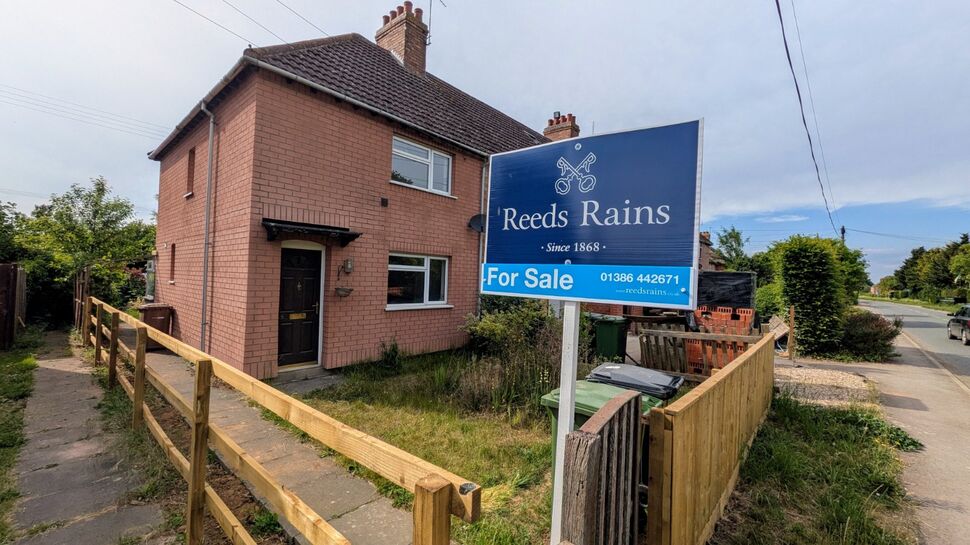Main image of 3 bedroom End Terrace House for sale, Newtown, Offenham, Worcestershire, WR11