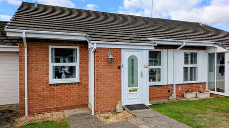 Burford Gardens, 2 bedroom Mid Terrace Bungalow for sale, £165,000